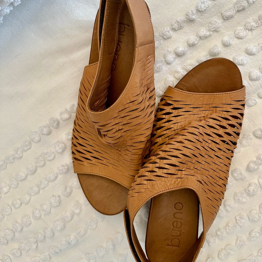 Bueno Lacey Leather Cutout Mid-Heel Sandal - Picture 6 of 6